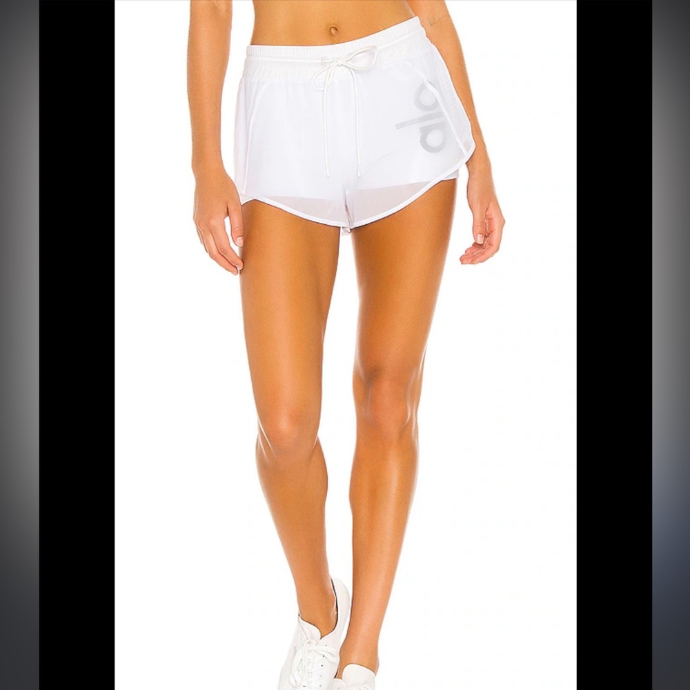 Ambience Short – Graphic in White by Alo Yoga